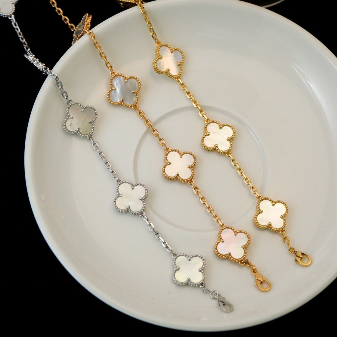 Vintage Alhambra bracelet with 5 flower white shells