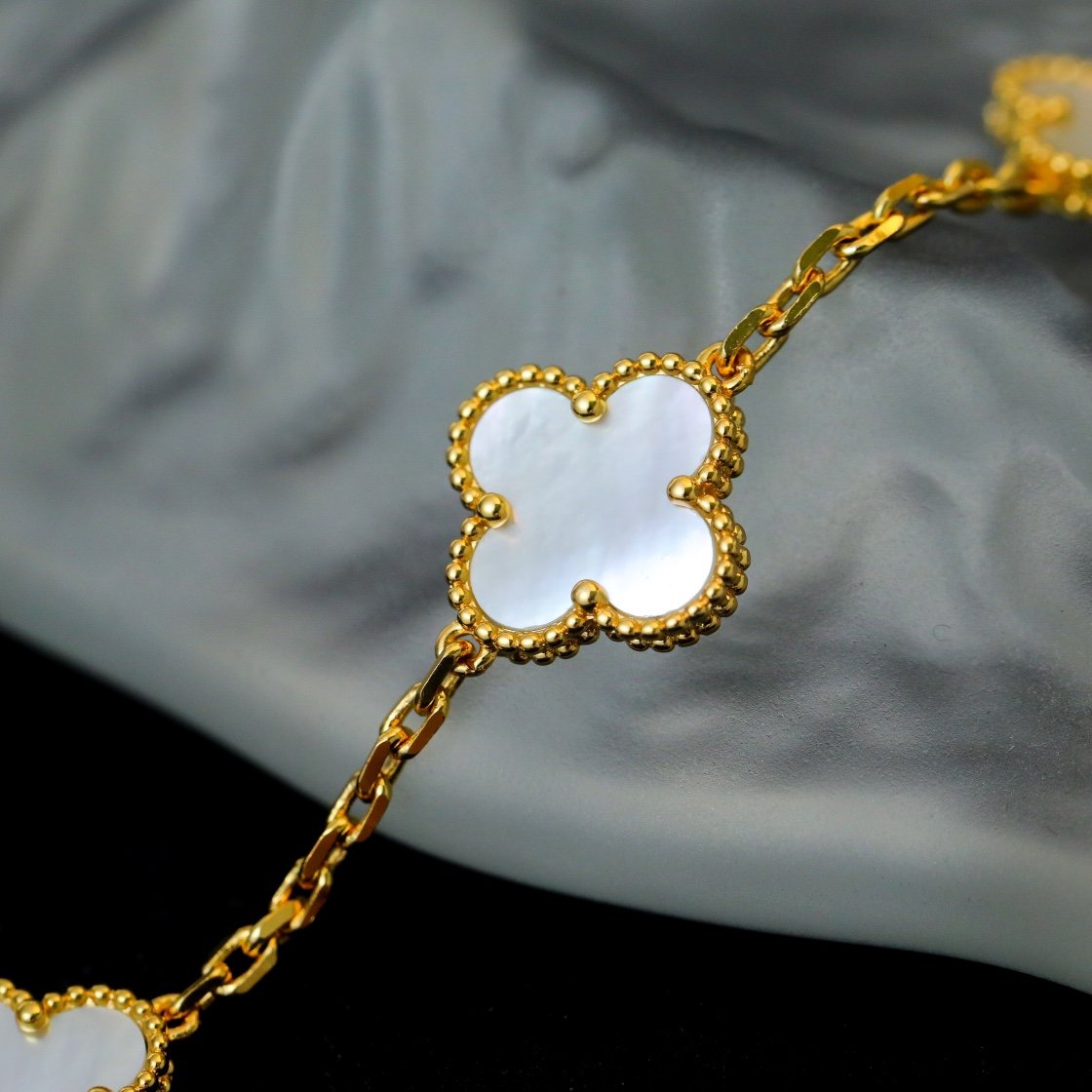 Vintage Alhambra bracelet with 5 flower white shells - 图片 4