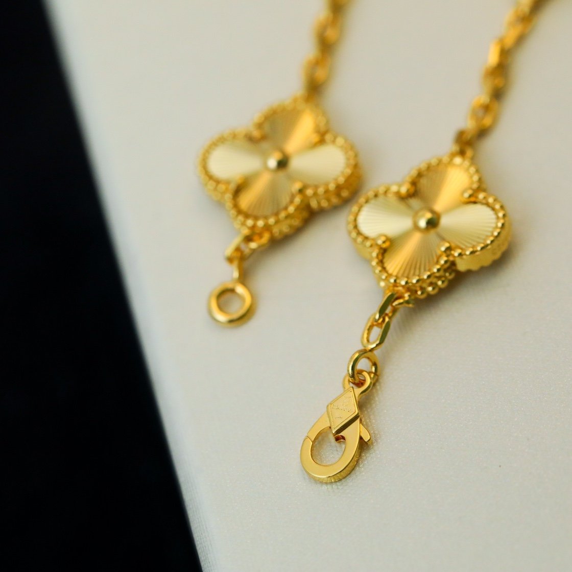 Jidiao diamond five flower bracelet in golden color - Image 6