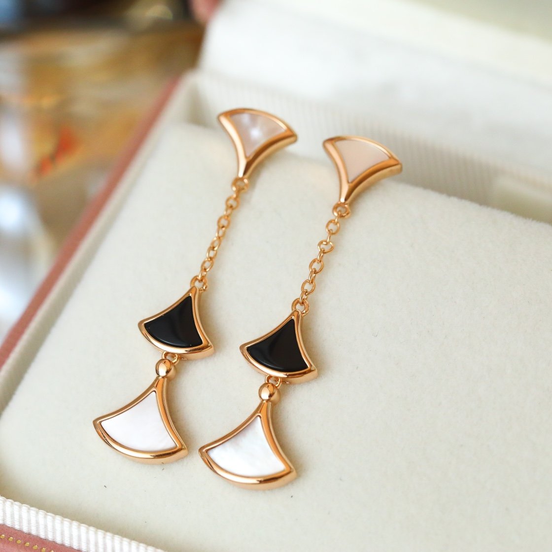 Diva skirt, long suspender, diamond earrings - 图片 9