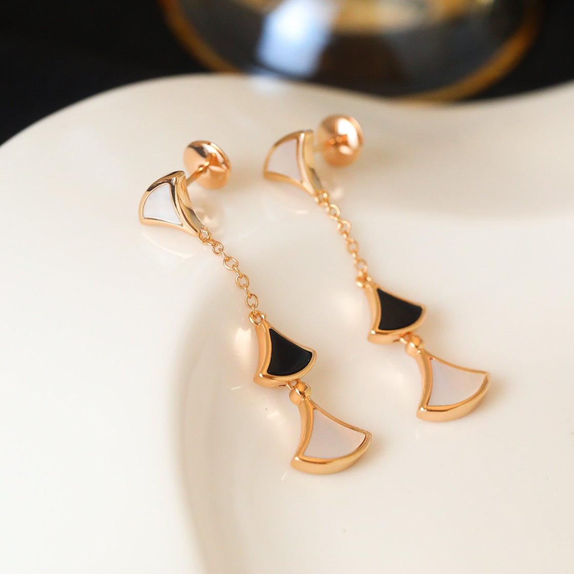 Diva skirt, long suspender, diamond earrings - 图片 2