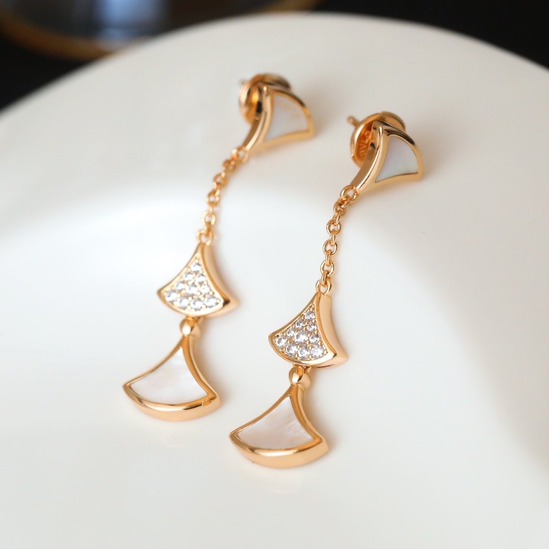 Diva skirt, long suspender, diamond earrings - 图片 5