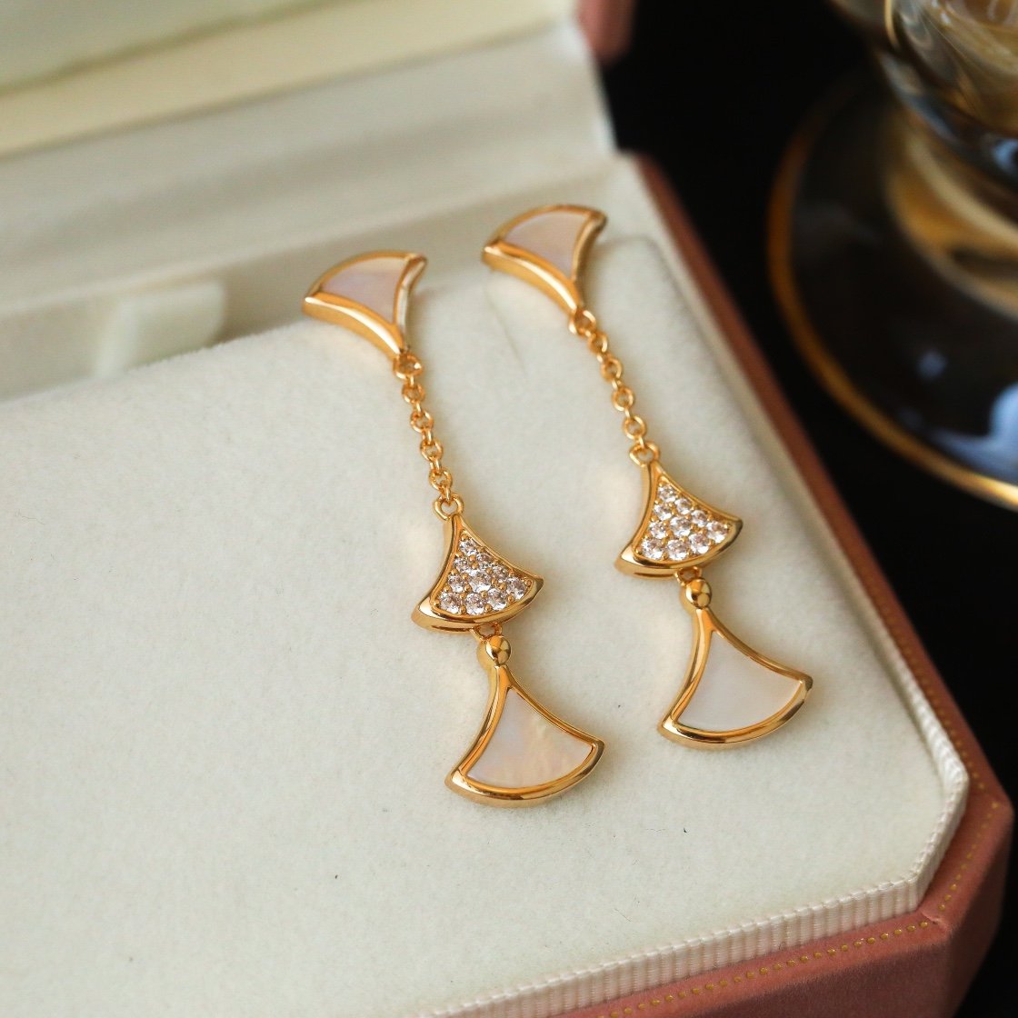 Diva skirt, long suspender, diamond earrings - 图片 8