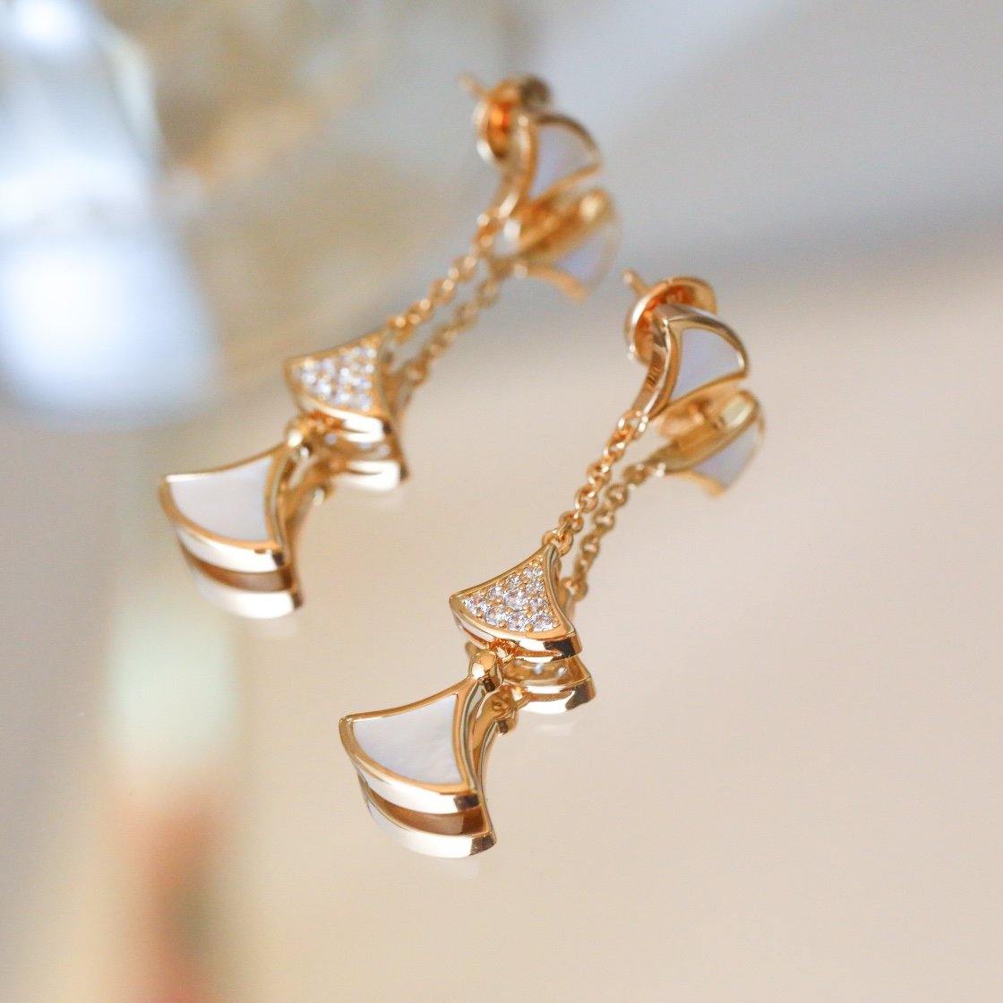 Diva skirt, long suspender, diamond earrings - 图片 4