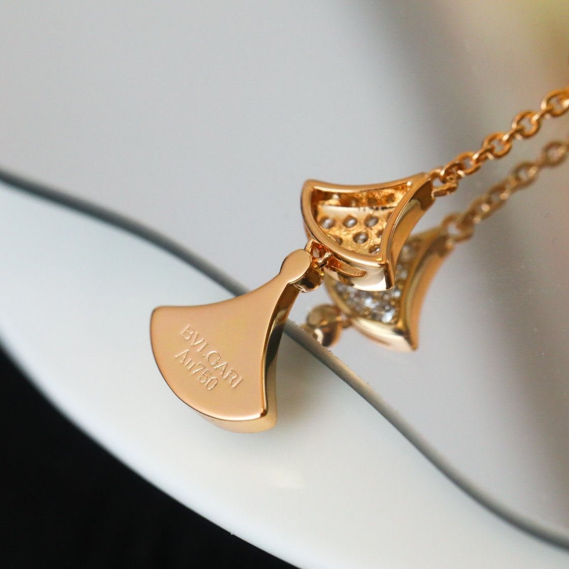 Diva skirt, long suspender, diamond earrings - 图片 7