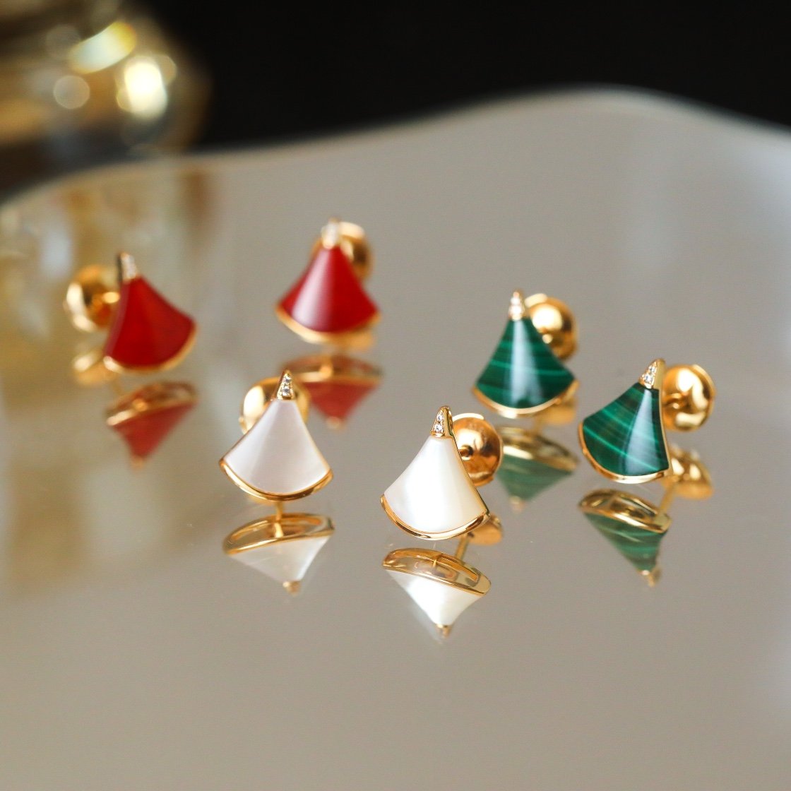 Small fan with white shell mother/red chalcedony/earrings