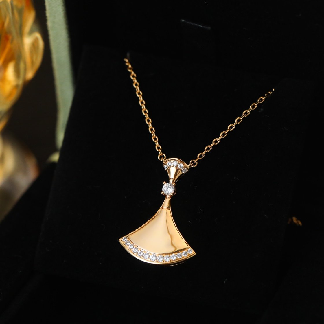 BV diamond studded large metal edged fan necklace - 图片 2