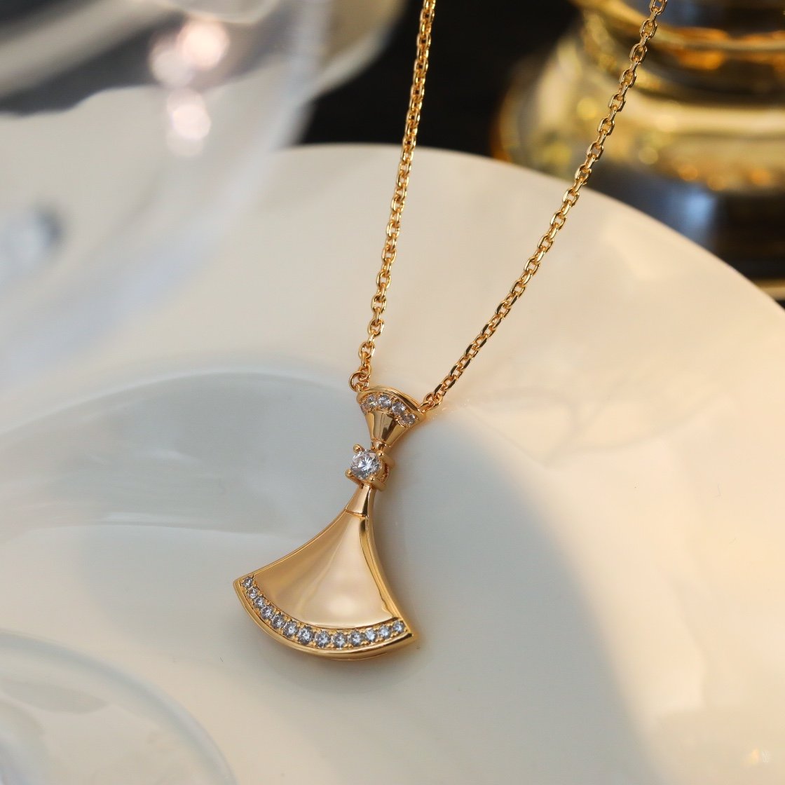 BV diamond studded large metal edged fan necklace - 图片 3