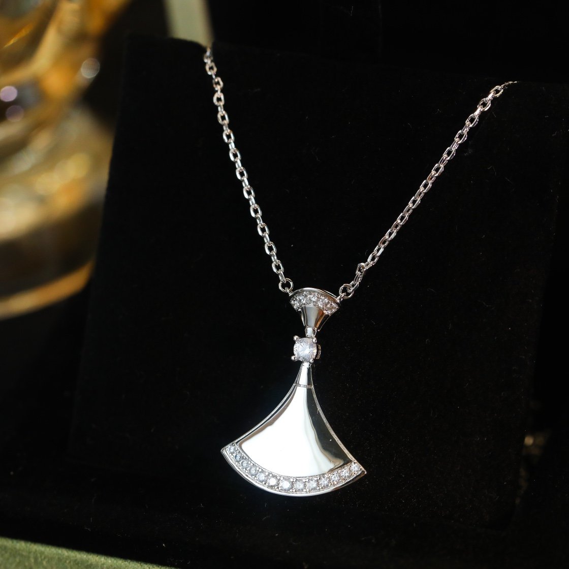 BV diamond studded large metal edged fan necklace - 图片 5