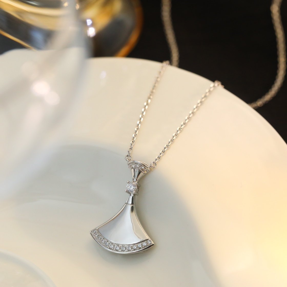 BV diamond studded large metal edged fan necklace - 图片 4