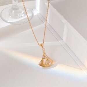 Large size white pearl necklace with a skirt pendant