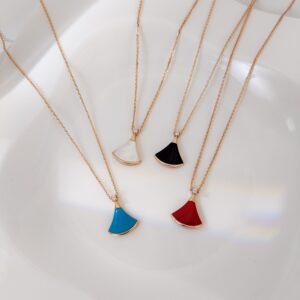 Classic old Divas small fan mother of pearl necklace