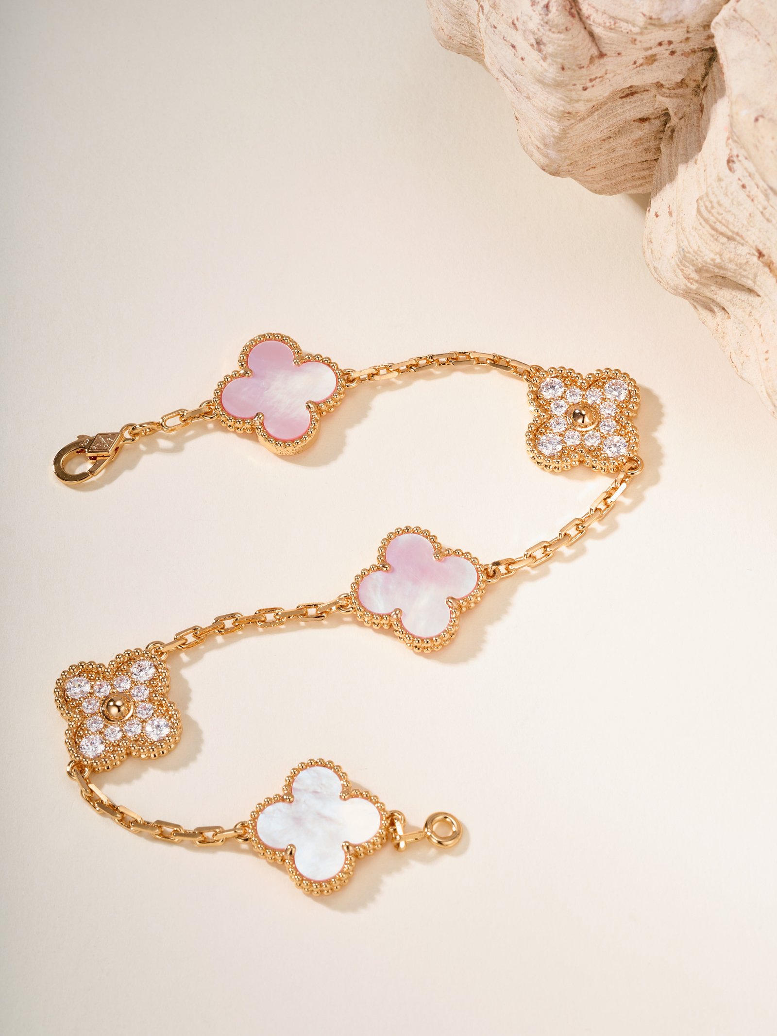 Vintage Alhambra Bracelet with 5 Pink Shell Interdiamonds - 图片 2