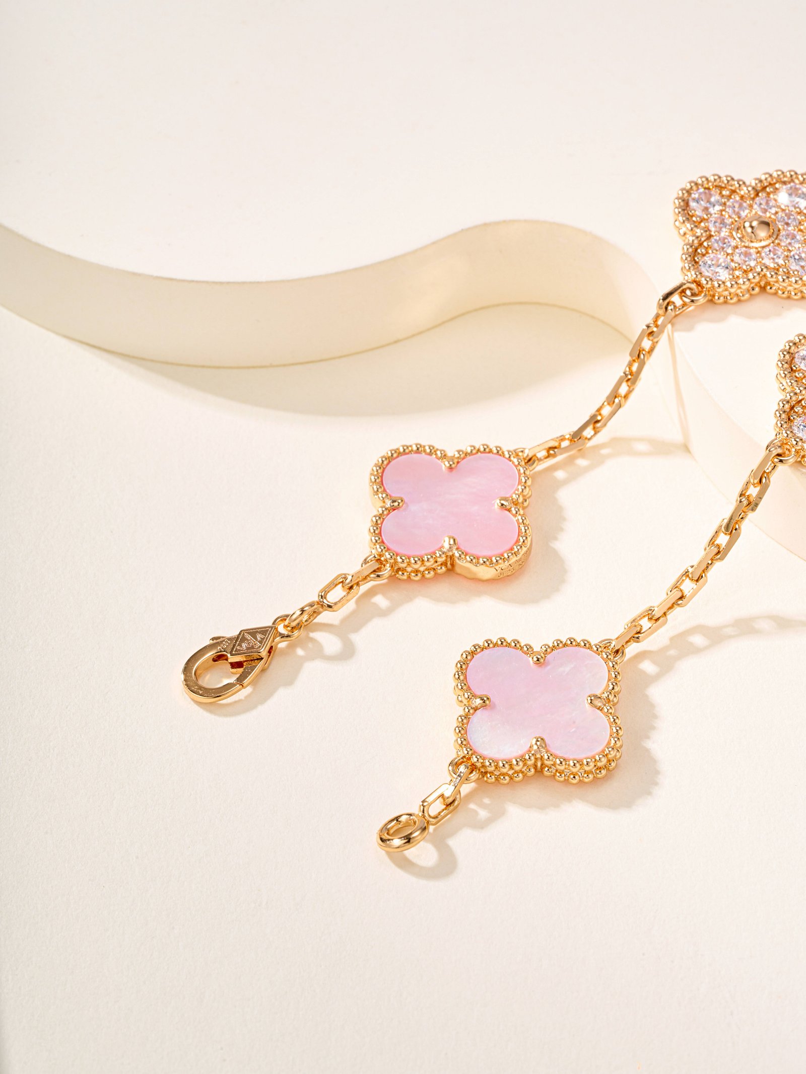 Vintage Alhambra Bracelet with 5 Pink Shell Interdiamonds - 图片 5