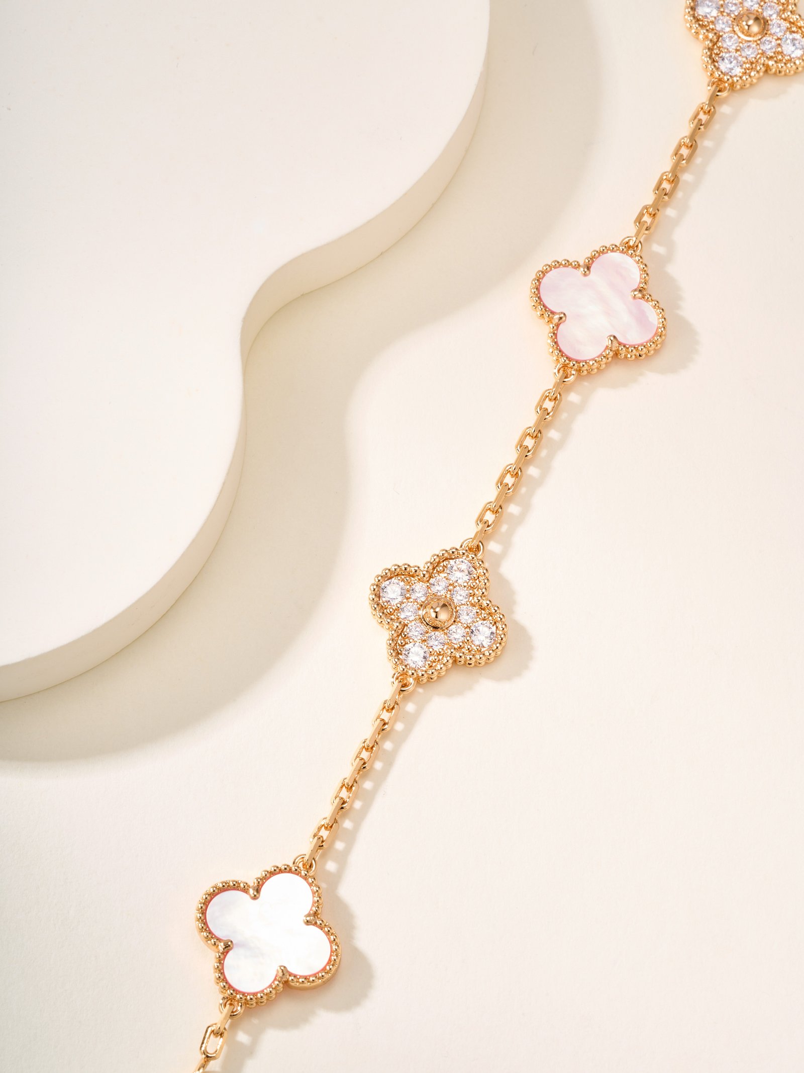 Vintage Alhambra Bracelet with 5 Pink Shell Interdiamonds - 图片 4