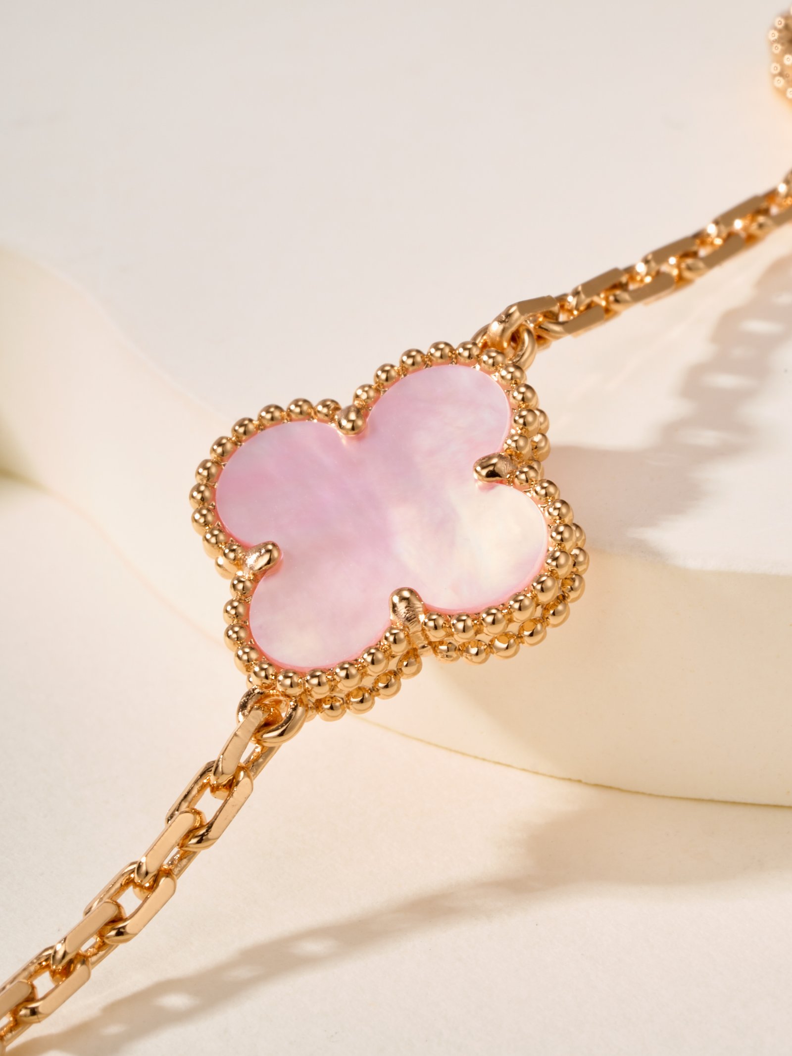 Vintage Alhambra Bracelet with 5 Pink Shell Interdiamonds - 图片 6