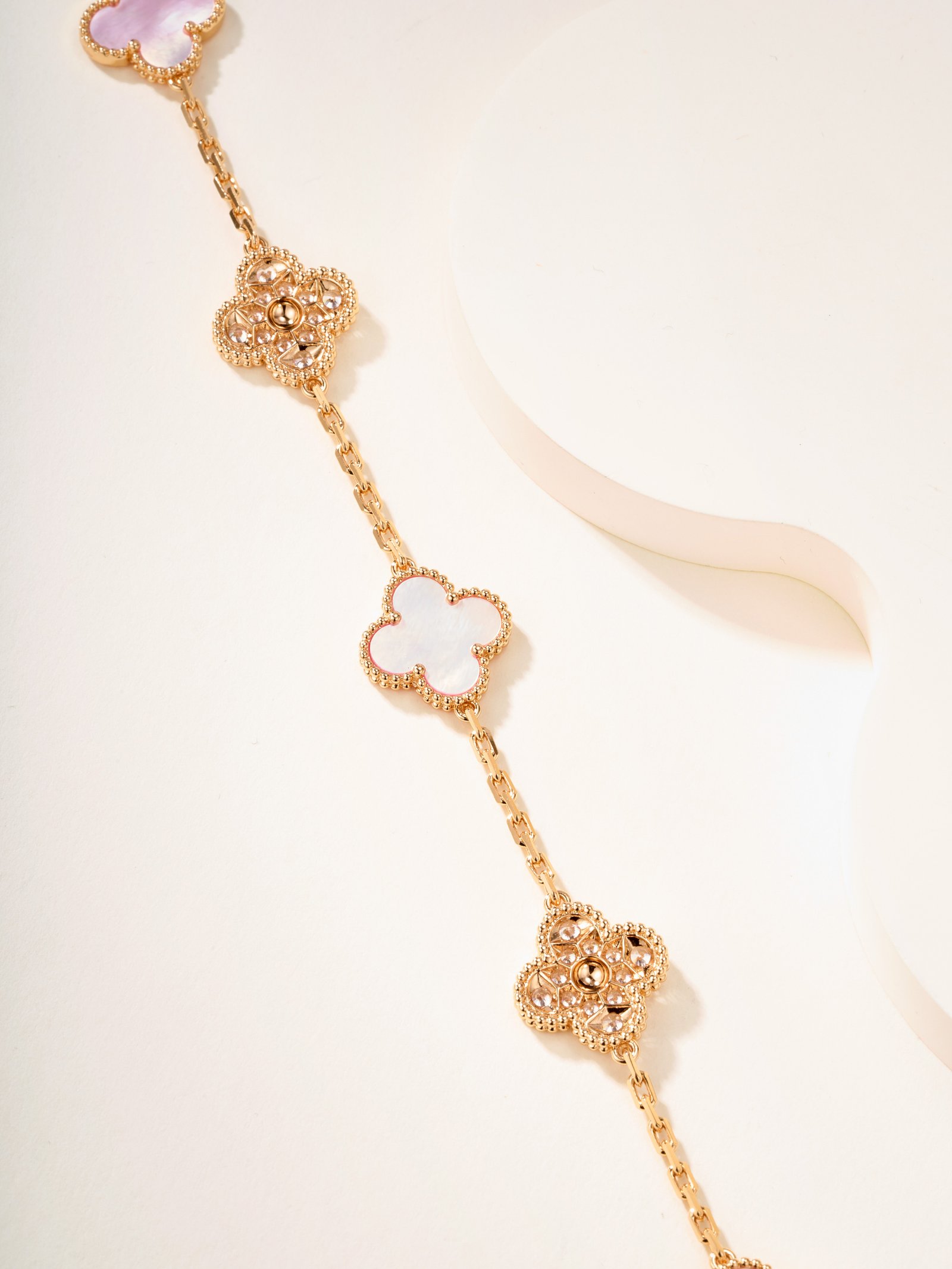 Vintage Alhambra Bracelet with 5 Pink Shell Interdiamonds - 图片 3