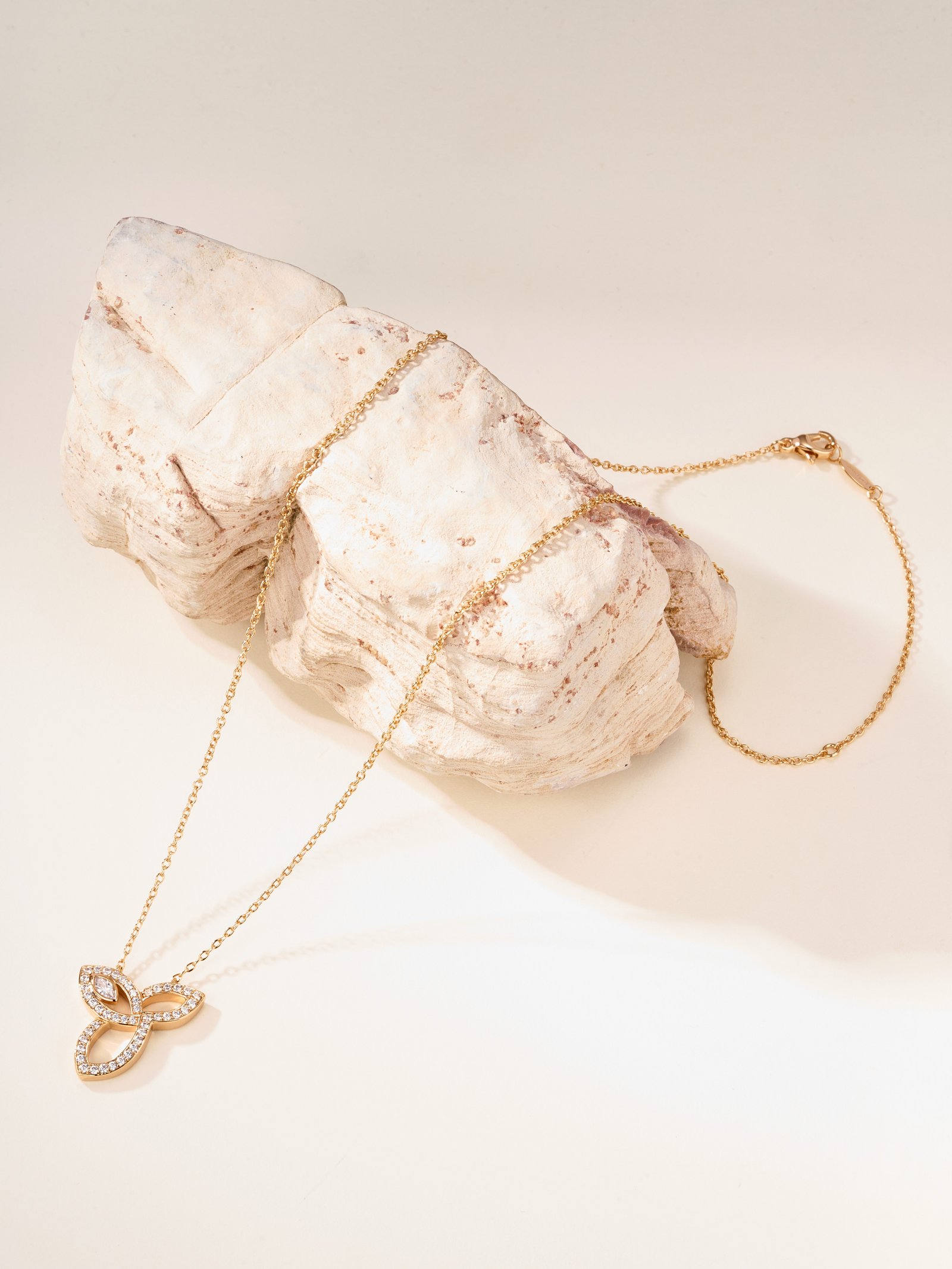 HW Clover Diamond Necklace - Image 15