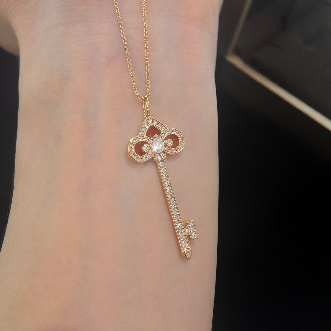 T Swallowtail Lucky Talisman Ruby Key Necklace - 图片 4