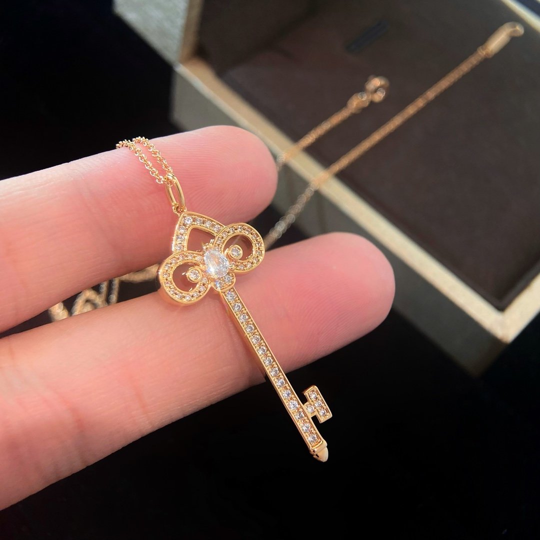 T Swallowtail Lucky Talisman Ruby Key Necklace - 图片 3