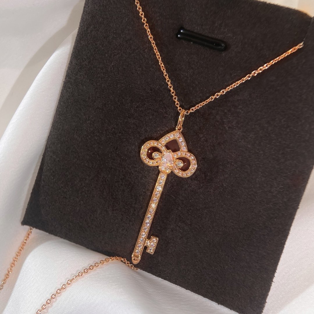 T Swallowtail Lucky Talisman Ruby Key Necklace - 图片 5